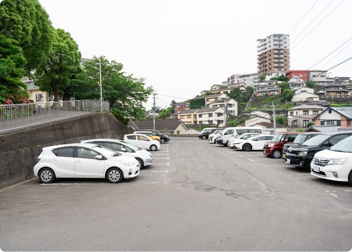 ⑨ 駐車場（体育館下）